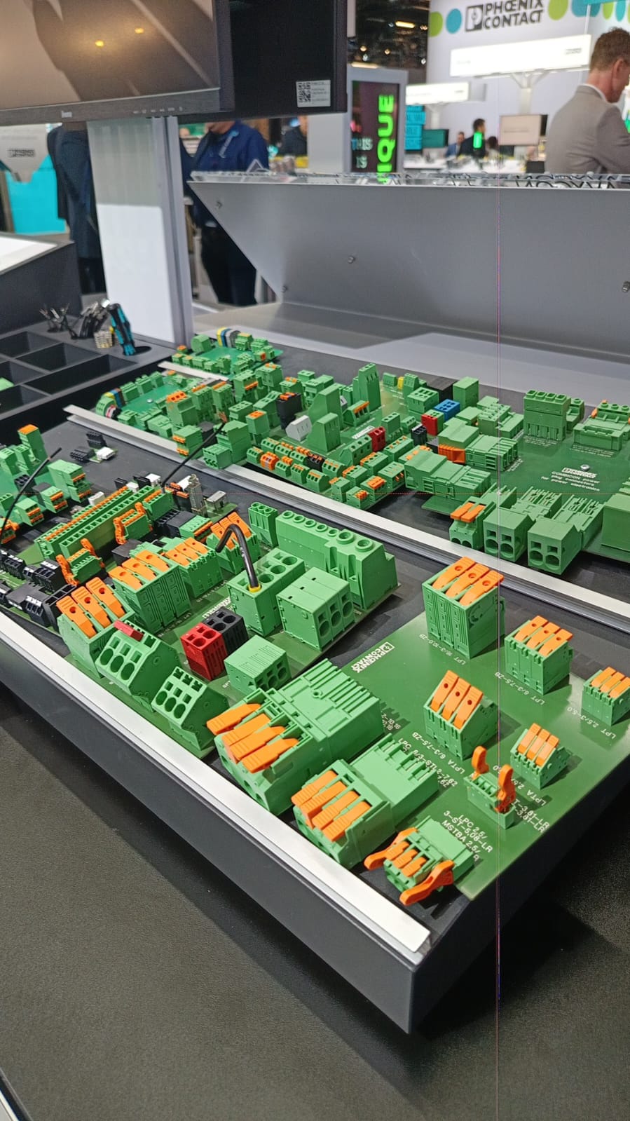 Automatización industrial con PLC, HMI y variadores de frecuencia